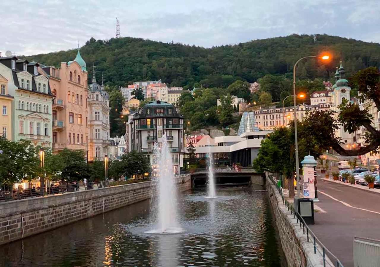 Retro Big Apartment With Two Balconies And Lift Karlovy Vary Bagian luar foto